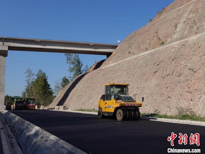 重慶黔江過境高速正式完成路面施工
