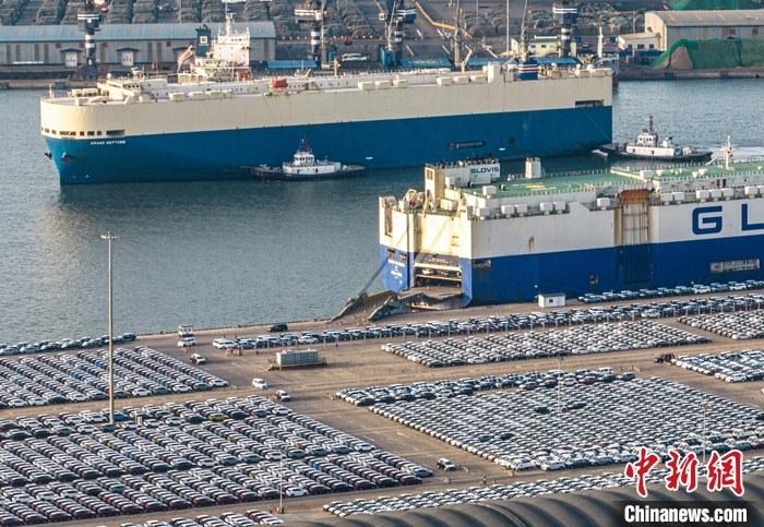 資料圖：山東港口煙臺港外貿(mào)商品車排隊(duì)“出海”（無人機(jī)照片） 中新社發(fā) 山東港口煙臺港 供圖